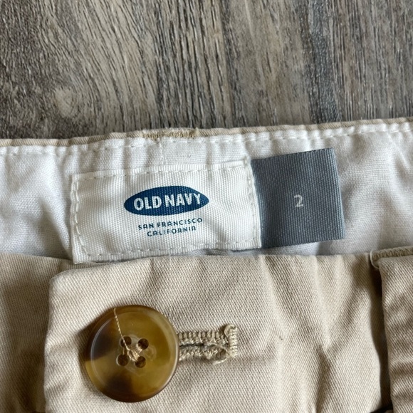 Old Navy Women’s Khaki Shorts, size 2 - Picture 3 of 5